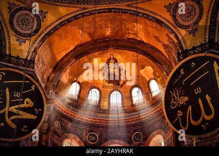 Istanbul - 25 MAI 2013 : intérieur de la basilique Sainte-Sophie. Hagia Sophia est le plus grand monument de la culture byzantine. Il a été construit au 6ème siècle. Banque D'Images