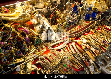 Istanbul - 27 MAI: Une variété d'articles orientaux offerts à la vente au Grand Bazar le 27 mai 2013 à Istanbul, Turkeyю. Le Grand Bazar est l'olde Banque D'Images