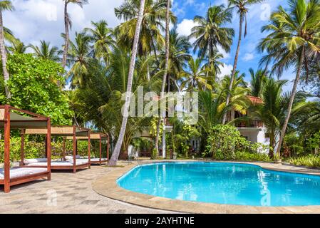 Tangalle, Sri Lanka - 4 novembre 2017 : piscine et lits de plage dans un hôtel tropical. Panorama de la piscine avec de l'eau bleue sous les tropiques. Resort idyllique A Banque D'Images