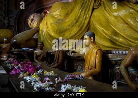 Dickwella, Sri Lanka - 4 Novembre 2017 : Statues Du Temple Bouddhiste Wewurukannala Vihara Au Sri Lanka. Bouddha inclinable en arrière-plan. Intérieur vintage de Banque D'Images