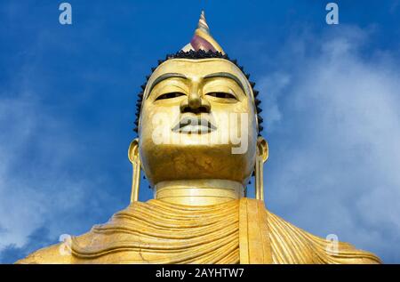 Grande statue de Bouddha près du vieux temple de Wewurukannala Vihara, Dickwella, Sri Lanka. Un monument de Bouddha assis de 50 m de haut est le plus grand de Sri la Banque D'Images