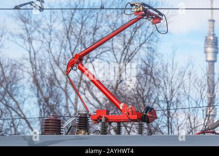 Pantographe sur le toit de la plate-forme de train. Banque D'Images