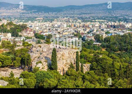 Panorama d'Athènes depuis l'Acropole, Grèce. Areopagus rock avec des gens en premier plan. C'est l'une des principales attractions touristiques d'Athènes. Pittoresque v Banque D'Images