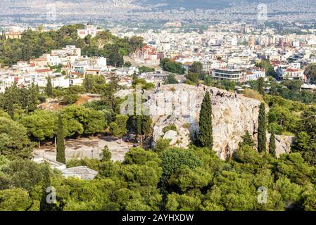 Vue panoramique panoramique sur Athènes depuis la pente de l'Acropole, Grèce. Rocher d'Areopagus en premier plan. C'est l'une des principales attractions touristiques d'Athènes. P Banque D'Images