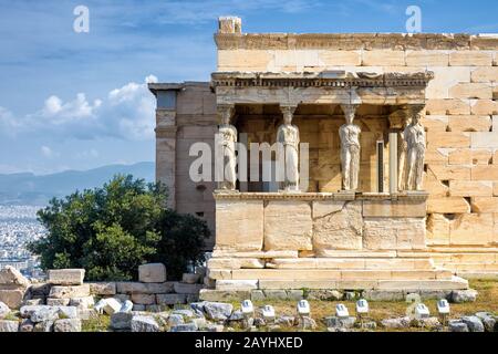 Porche de Caryatide d'Erechtheion sur l'Acropole d'Athènes, Grèce. Détail architectural célèbre avec les belles figures pour femmes. Acropole avec ancien Banque D'Images