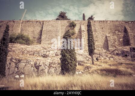 Puissant mur de la colline de l'Acropole à Athènes, Grèce. L'ancienne Acropole grecque est la principale attraction touristique d'Athènes. Panorama des ruines et Banque D'Images