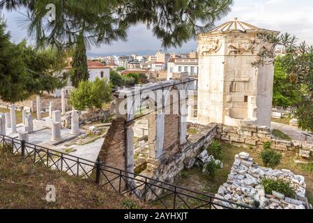 Vue panoramique sur l'Agora romaine avec Tour de Winds ou Aerides, Athènes, Grèce. C'est l'un des principaux monuments d'Athènes. Paysage des ruines grecques anciennes i Banque D'Images