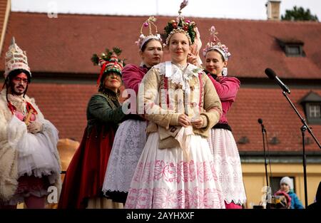 Prague, République Tchèque. 15 février 2020. Le 15 février 2020, les gens assistent à la célébration de Masopust à Roztoky, en République tchèque. Masopust est un carnaval tchèque traditionnel. Au cours de ce festival, les gens portent des masques et s'habillent en costumes pour célébrer le début du printemps et prendre congé à l'hiver. Crédit: Dana Kesnerova/Xinhua/Alay Live News Banque D'Images