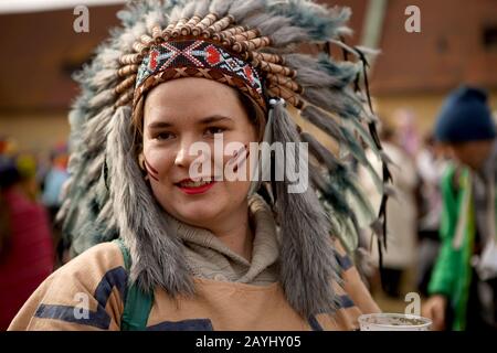 Prague, République Tchèque. 15 février 2020. Une femme assiste à une célébration de Masopust à Roztoky, en République tchèque, le 15 février 2020. Masopust est un carnaval tchèque traditionnel. Au cours de ce festival, les gens portent des masques et s'habillent en costumes pour célébrer le début du printemps et prendre congé à l'hiver. Crédit: Dana Kesnerova/Xinhua/Alay Live News Banque D'Images