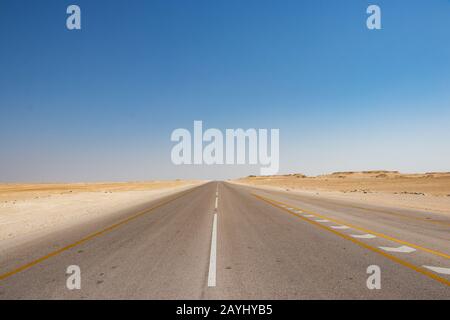 Autoroute no 31 à travers dsert en Oman entre Salalah et Nizwa Banque D'Images