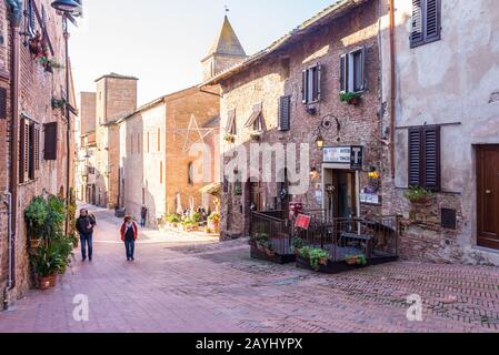 Certaldo, Toscane, Italie - décembre 2019: Vue sur la rue pavée principale dans la ville médiévale de Certaldo, Toscane, Italie Banque D'Images