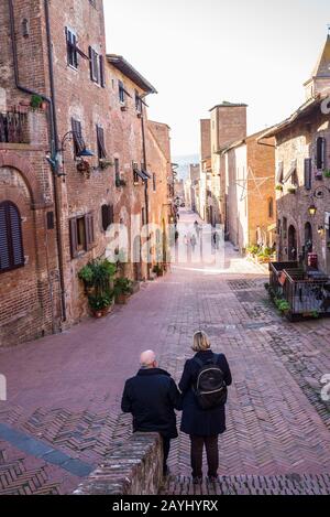 Certaldo, Toscane, Italie - décembre 2019: Vue sur la rue pavée principale dans la ville médiévale de Certaldo, Toscane, Italie Banque D'Images