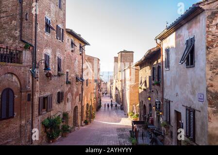 Certaldo, Toscane, Italie - décembre 2019: Vue sur la rue pavée principale dans la ville médiévale de Certaldo, Toscane, Italie Banque D'Images