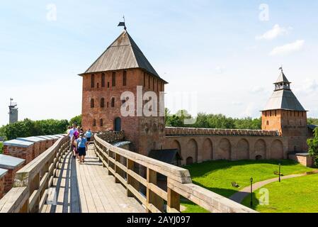 Novgorod LE GRAND, RUSSIE - 12 JUIN 2014: Les touristes marchent sur les murs du Kremlin. L'UNESCO a reconnu Novgorod comme un site du patrimoine mondial en 1992. Banque D'Images