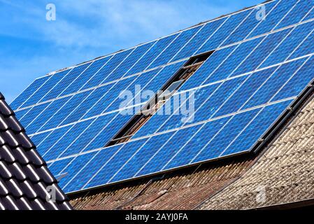 Panneau solaire sur le toit de la maison résidentielle. Système solaire sur le toit de la maison gros plan. Cellules solaires bleues sur le dessus du bâtiment pour l'énergie alternative. Photovoltaïque Banque D'Images