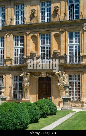 La façade du Pavillon Vendome, un pavillon historique à Aix-en-Provence, en France, est décorée avec de superbes Atlantes baroques. Banque D'Images