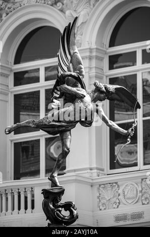 Londres, Royaume-Uni - 18 août 2019 : la statue de la fontaine commémorative Shaftesbury d'Anteros, souvent appelée Eros, par Alfred Gilbert, au centre de Banque D'Images