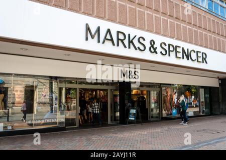 Gloucester, Royaume-Uni - 08 septembre 2019 : la façade du grand magasin Marks and Spescrier sur Eastgate Street Banque D'Images