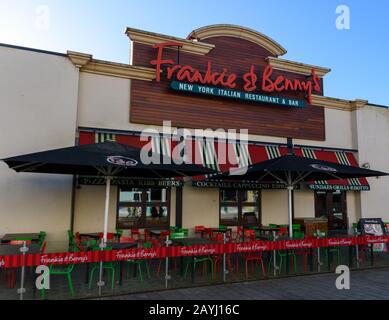 Chichester, Royaume-Uni - 19 janvier 2020: La façade du restaurant Frankie et Bennys à Chichester Gate Banque D'Images