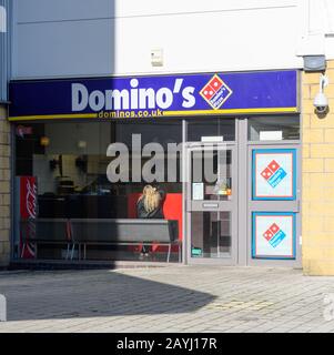 Chichester, Royaume-Uni - 19 janvier 2020: La façade de Dominos s'enrôle à Chichester Gate Banque D'Images