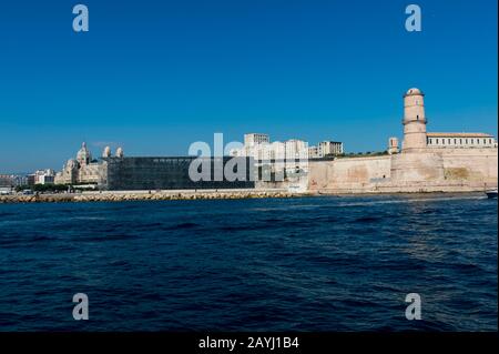 Vue depuis l'entrée du Vieux Port (vieux port) à Marseille, France, de la cathédrale De la Major et du MuCEM (Musée de la civilisation européenne Banque D'Images