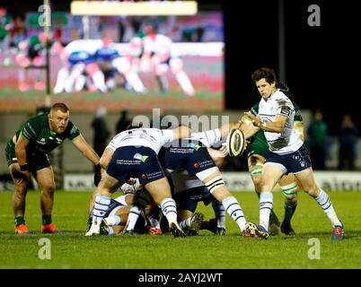 Galway Sportsgrounds, Galway, Connacht, Irlande. 15 février 2020. Guinness Pro 14 Rugby, Connacht Contre Cardiff; Lloyd Williams Donne Un Coup De Pied Clair Pour Cardiff Blues Credit: Action Plus Sports/Alay Live News Banque D'Images