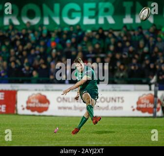 Galway Sportsgrounds, Galway, Connacht, Irlande. 15 février 2020. Guinness Pro 14 Rugby, Connacht Versus Cardiff; Jack Carty Obtient Une Conversion Pour Connacht Credit: Action Plus Sports/Alay Live News Banque D'Images