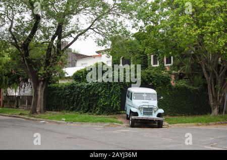 San Isidro, Buenos Aires / Argentine: Jan 3, 2016: Coin dans un quartier résidentiel, une vieille voiture bleu clair et blanc et une maison complètement secrète Banque D'Images