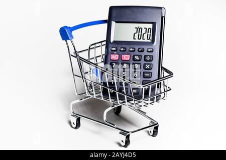 calculatrice dans un panier sur fond blanc Banque D'Images