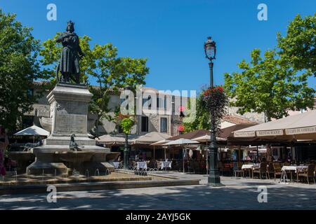 La place Saint-Louis avec une statue de Saint-Louis dans le centre de la ville fortifiée d'Aigues-Mortes dans la région Languedoc-Roussillon du Sud Banque D'Images