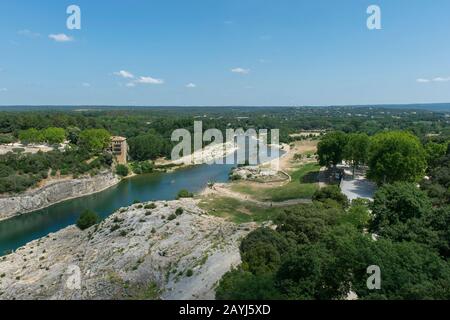 Vue depuis le Pont du Gard de la rivière Gardon près de Nîmes dans le sud de la France. Banque D'Images