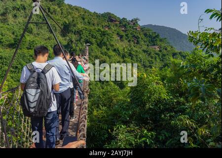 Hainan, Chine 22 Janvier 2019. Beaucoup de gens sur le pont suspendu Banque D'Images