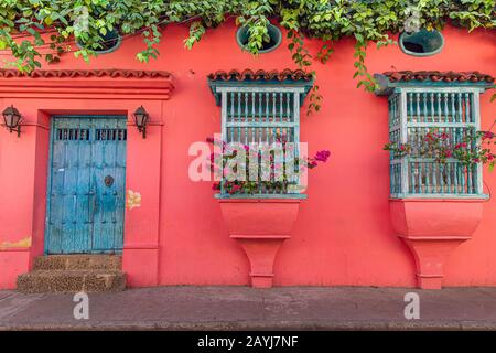 Célèbre ville coloniale fortifiée de Carthagène (Cuidad Amurrallada) et ses bâtiments colorés dans le centre historique de la ville, désignée site du patrimoine mondial de l'UNESCO Banque D'Images