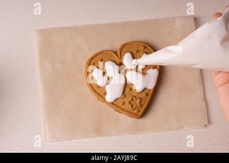 Un garçon de 10 ans vire les cookies avec un sac culinaire. Fait Main. La créativité des enfants Banque D'Images