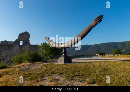 Des œuvres d'art en bronze au Château de Lacoste au-dessus du village de Lacoste dans le Luberon dans la région Provence-Alpes-Côte d'Azur au sud-est Banque D'Images