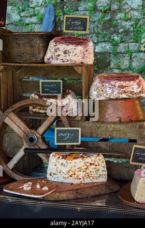 Nougat à vendre sur le marché hebdomadaire de Menerbes, petit village sur une colline entre Avignon et Apt, dans le Luberon, Provence-Alpes-Côte d'Azur Banque D'Images