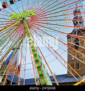 Tous les Halles funfair avec roue ferris éclairée dans la vieille ville, Allemagne, Rhénanie-du-Nord-Westphalie, Soest Banque D'Images