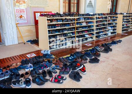 Manavgat, TURQUIE - 08 NOVEMBRE 2019 : beaucoup de chaussures à l'entrée de la mosquée de la Mosquée centrale Banque D'Images