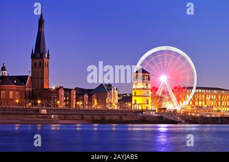 Église Saint-Lambertus et château-tour et roue ferris le soir, Allemagne, Rhénanie-du-Nord-Westphalie, Bas-Rhin, Düsseldorf Banque D'Images