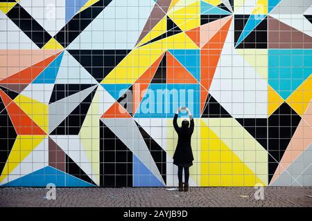 Femme prenant une photo de l'œuvre d'art Hornet, Kunstsammlung NRW, Allemagne, Rhénanie-du-Nord-Westphalie, Bas-Rhin, Düsseldorf Banque D'Images