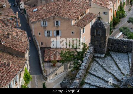 Vue sur le sentier escarpé menant à la chapelle notre-Dame-de-Beauvoir, construite dans les hautes falaises de calcaire au-dessus de Moustiers-Sainte-Marie, un village médiéval de Banque D'Images