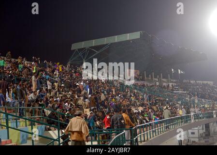 Lahore, Pakistan. 15 février 2020. Les joueurs de Kabaddi semblent en action lors du deuxième match semi-final qui se joue entre le Pakistan et l'Iran, alors que l'équipe de Kabaddi a remporté un match semi-final de 52-30 lors de la coupe du monde de Kabaddi 2020 au Punjab Stadium Lahore le 15 février 2020. La coupe du monde Kabaddi 2020 commence au Pakistan. Tout est prévu pour la "coupe du monde Kabaddi 2020" qui se tiendra dans trois villes de Lahore, de Faisalabad et de Gujrat du 9 au 16 février. L'événement est organisé conjointement par le gouvernement du Pendjab, le Sports Board Punjab (SBP) et la Pakistan Kabaddi Federation (PKF). Crédit: Pacific Press Agency/A Banque D'Images