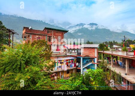 Maisons locales typiques dans la ville de Manali, Etat de l'Himachal Pradesh en Inde Banque D'Images