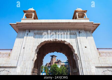 Gurudwara Sis Ganj Sahib porte d'entrée, l'un des neuf Gurnadas historiques à New Delhi en Inde Banque D'Images