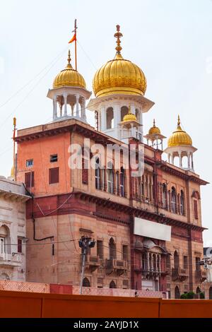 Gurudwara Sis Ganj Sahib est l'un des neuf Gurnaines historiques à New Delhi en Inde Banque D'Images