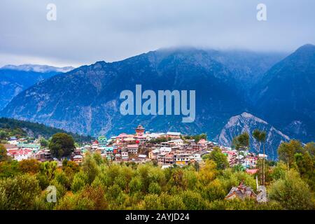 Les montagnes de kalpa et Kinnaur Kailash offrent une vue panoramique. Kalpa est une petite ville de la vallée de la rivière Sutlej, Himachal Pradesh en Inde Banque D'Images