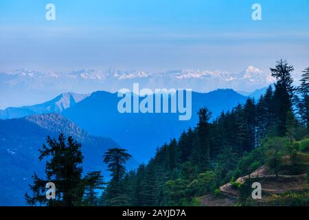 Grand Himalaya ou Grand Himalaya au lever du soleil, c'est la plus haute chaîne de montagnes, l'Etat de l'Himachal Pradesh en Inde. Vue depuis le point de vue de Jalori Pass. Banque D'Images