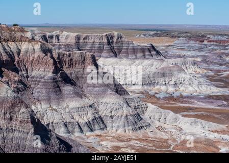 Paysage à grand angle de badlands ou de collines à rayures stériles au parc national de la forêt pétrifiée en Arizona Banque D'Images