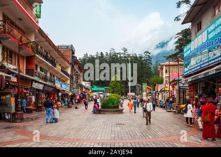 Manali, INDE - 27 SEPTEMBRE 2019: Le centre commercial est une rue piétonne principale dans la ville de Manali, Himachal Pradesh état de l'Inde Banque D'Images