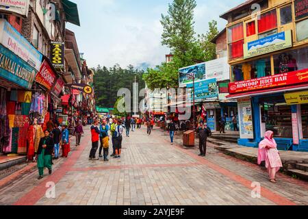 Manali, INDE - 27 SEPTEMBRE 2019: Le centre commercial est une rue piétonne principale dans la ville de Manali, Himachal Pradesh état de l'Inde Banque D'Images